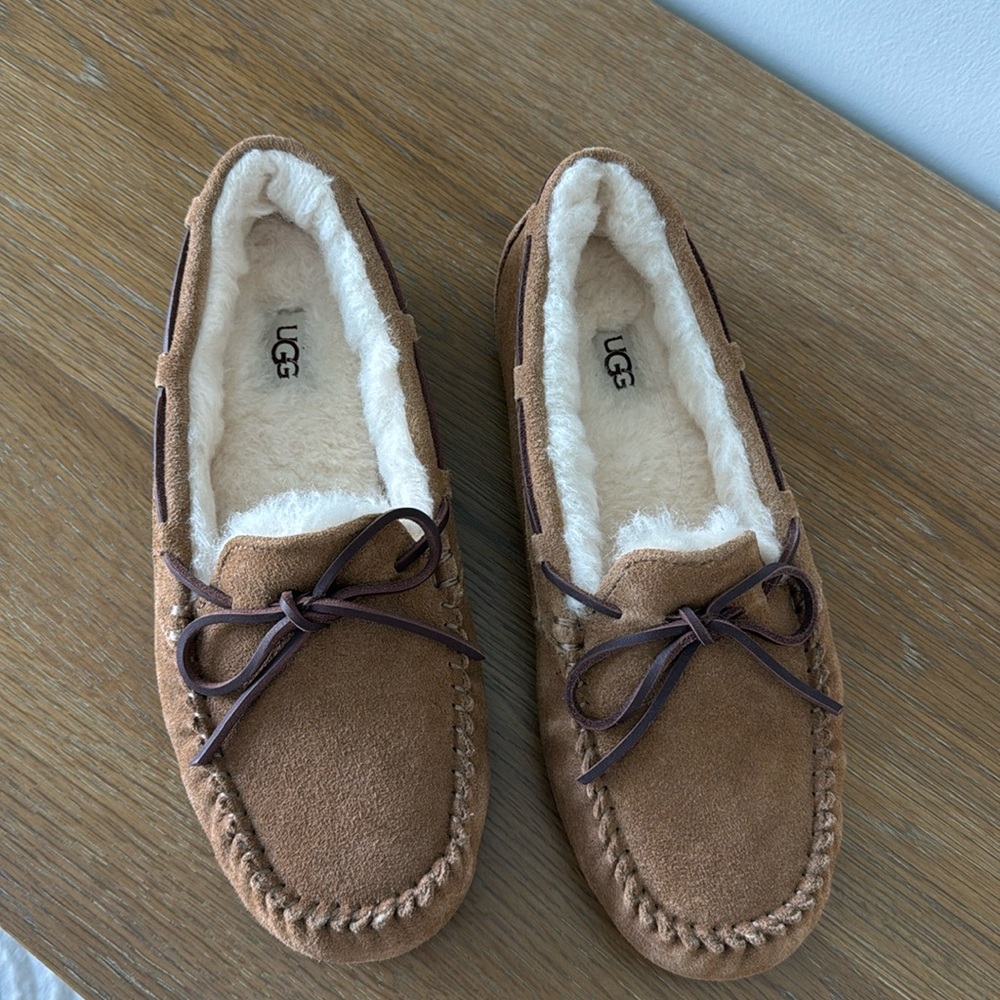 Ugg slippers women’s size 9 barely touched